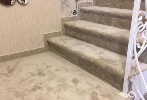 Укладка ковролина и ковровых дорожек на лестницу